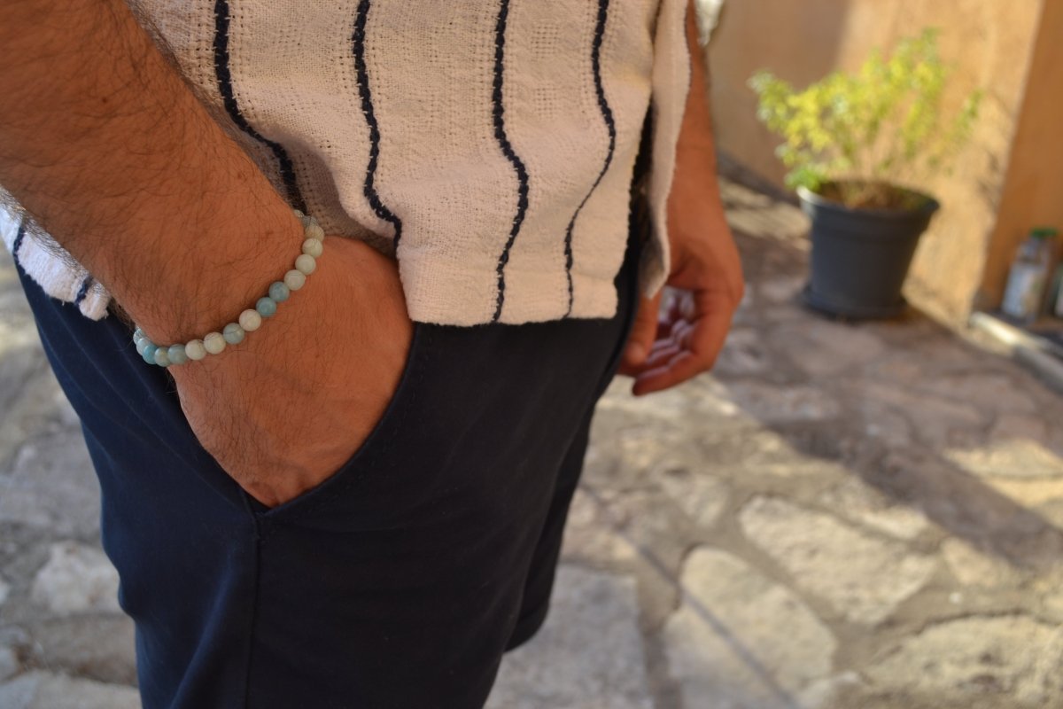 Bracelet Amazonite en pierre naturelle porté sur un poignet d'un homme au niveau de la hanche. perle de diamètre 7-8mm