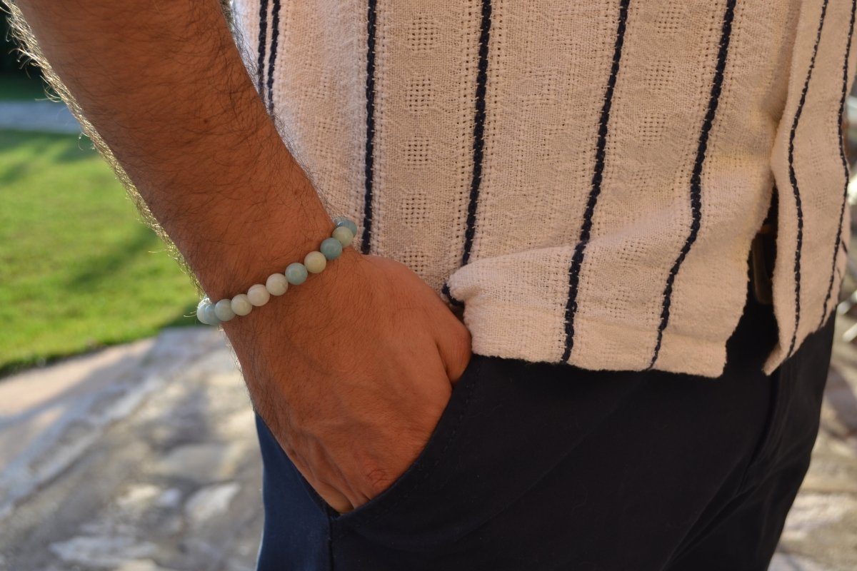 Bracelet Amazonite en pierre naturelle porté sur un poignet d'un homme au niveau de la hanche. perle de diamètre 5-6mm