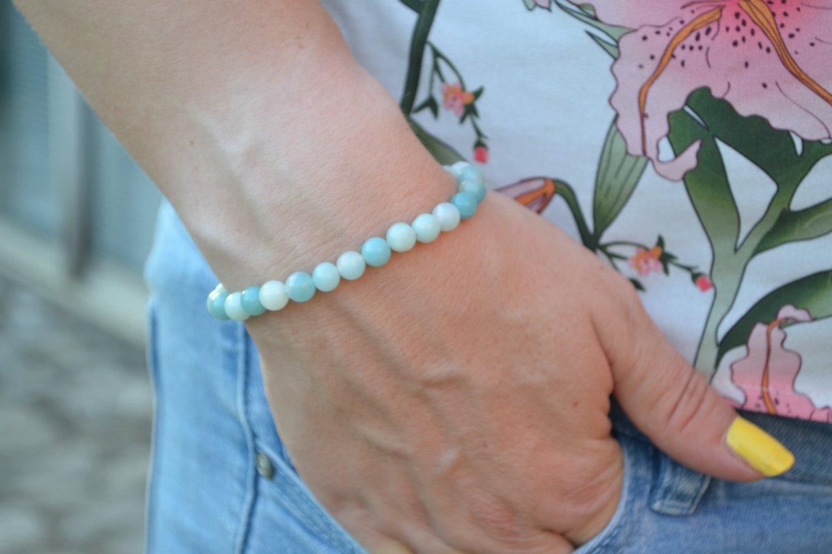Bracelet Amazonite en pierre naturelle porté sur un poignet d'une femme au niveau de la hanche. perle de diamètre 5-6mm
