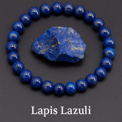 Bracelet Lapis Lazuli en pierre naturelle et pierre brut au milieu. bracelet sur un fond noir. Bijoux en pierre naturelle