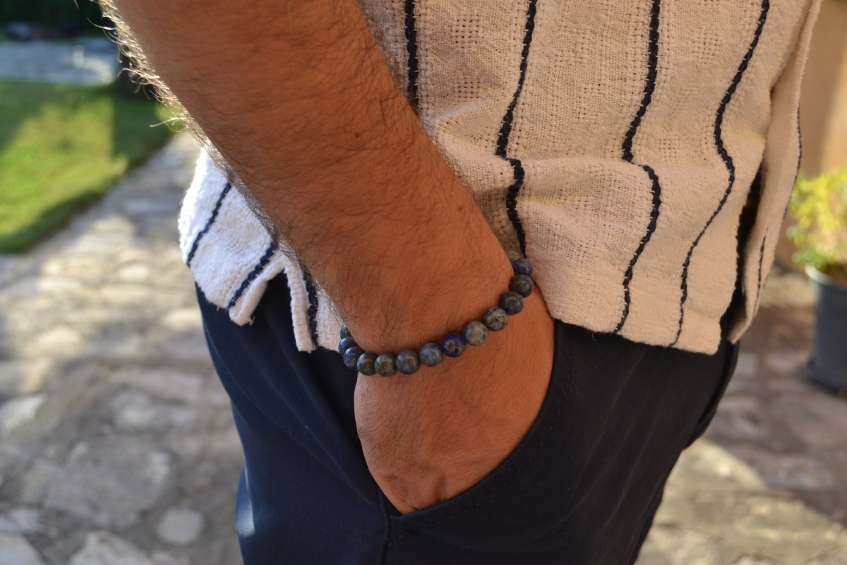 Bracelet Lapis Lazuli en pierre naturelle porté sur un poignet d'un homme au niveau de la hanche. perle de diamètre 7-8mm