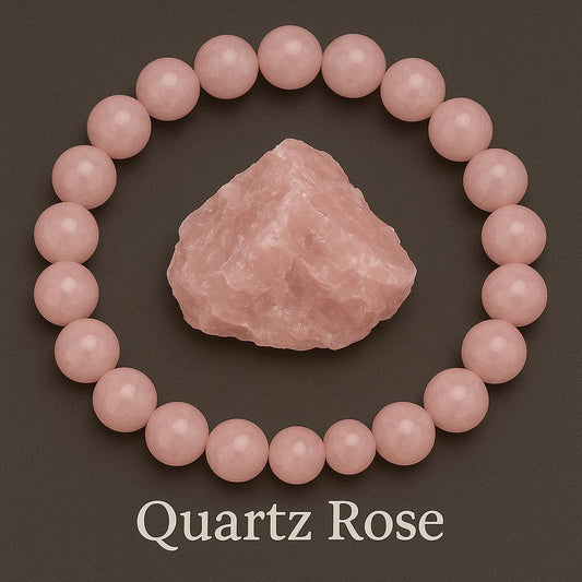 Bracelet quartz rose en pierre naturelle et pierre brut au milieu. bracelet posé sur un fond noir. Bijoux en pierre naturelle