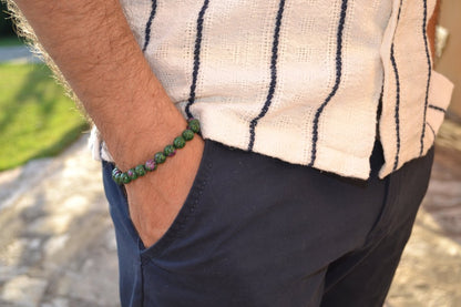 Bracelet Rubis Zoïsite en pierre naturelle porté sur un poignet d'un homme au niveau de la hanche. perle de diamètre 7-8mm