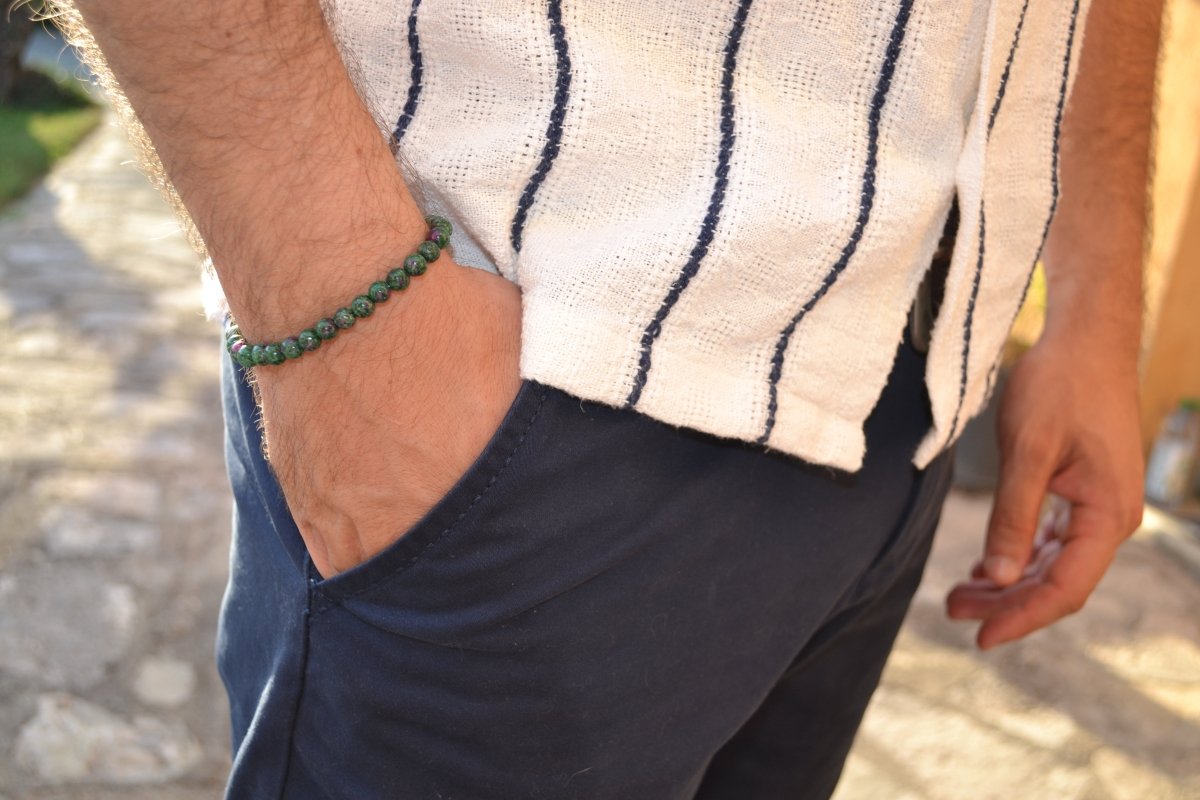 Bracelet Rubis Zoïsite en pierre naturelle porté sur un poignet d'un homme au niveau de la hanche. perle de diamètre 5-6mm