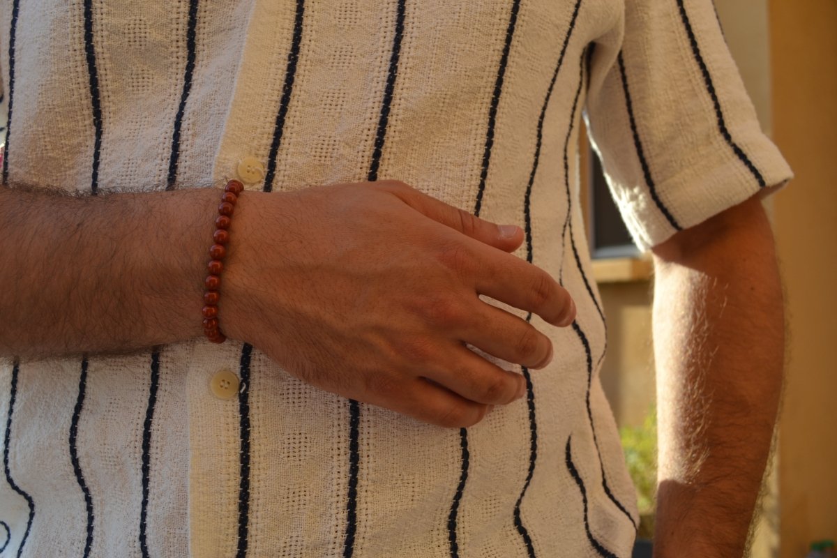 Bracelet Jaspe Rouge en pierre naturelle porté sur un poignet d'un homme. perle de diamètre 5-6mm